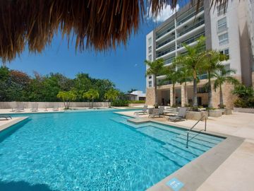 Departamento en CANCUN CUMBRES, Planta Baja, grand terraza, frente a la alberca