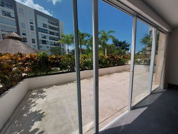 Departamento en CANCUN CUMBRES, Planta Baja, grand terraza, frente a la alberca