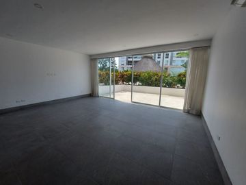 Departamento en CANCUN CUMBRES, Planta Baja, grand terraza, frente a la alberca