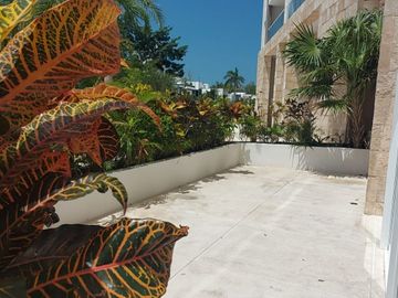 Departamento en CANCUN CUMBRES, Planta Baja, grand terraza, frente a la alberca