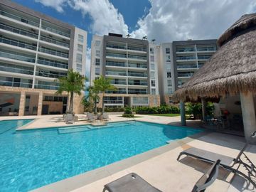Departamento en CANCUN CUMBRES, Planta Baja, grand terraza, frente a la alberca