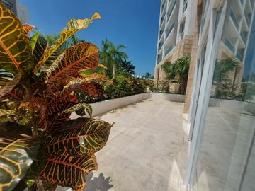 Departamento en CANCUN CUMBRES, Planta Baja, grand terraza, frente a la alberca
