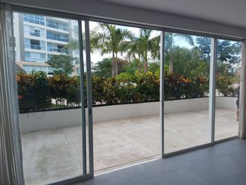 Departamento en CANCUN CUMBRES, Planta Baja, grand terraza, frente a la alberca