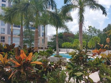 Departamento en CANCUN CUMBRES, Planta Baja, grand terraza, frente a la alberca
