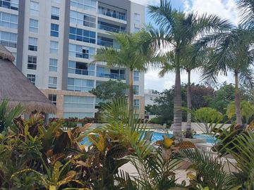Departamento en CANCUN CUMBRES, Planta Baja, grand terraza, frente a la alberca