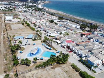 Urbanización Villa Marina - Capaes, casa de 2 pisos, 3 dormitorios y balcón.