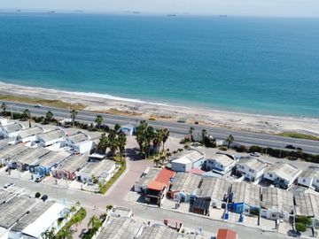 Urbanización Villa Marina - Capaes, casa de 2 pisos, 3 dormitorios y balcón.