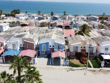 Urbanización Villa Marina - Capaes, casa de 2 pisos, 3 dormitorios y balcón.