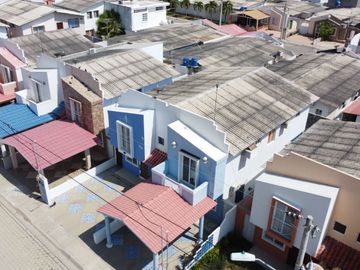 Urbanización Villa Marina - Capaes, casa de 2 pisos, 3 dormitorios y balcón.