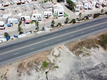 Urbanización Villa Marina - Capaes, casa de 2 pisos, 3 dormitorios y balcón.