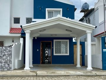 Urbanización Villa Marina - Capaes, casa de 2 pisos, 3 dormitorios y balcón.