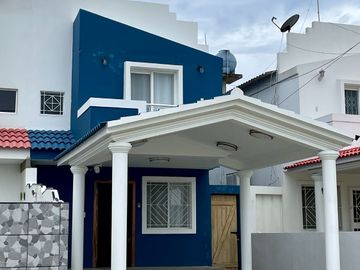 Urbanización Villa Marina - Capaes, casa de 2 pisos, 3 dormitorios y balcón.
