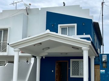 Urbanización Villa Marina - Capaes, casa de 2 pisos, 3 dormitorios y balcón.