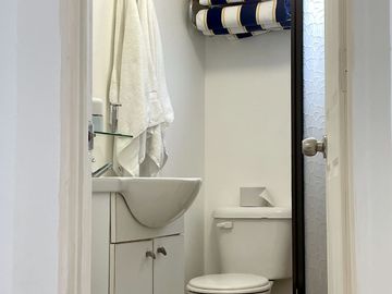 Urbanización Villa Marina - Capaes, casa de 2 pisos, 3 dormitorios y balcón.