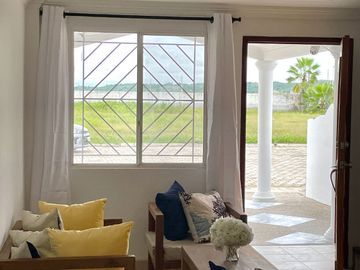 Urbanización Villa Marina - Capaes, casa de 2 pisos, 3 dormitorios y balcón.