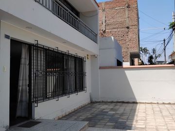 VENDO CASA 385M2. EN URB. LOS CIPRESES, CERCADO DE LIMA