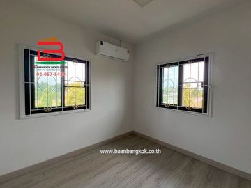ทาวน์เฮาส์ หมู่บ้าน ภัทรไพรเวท 2 เฟส 3 เนื้อที่ 26.2 ตรว. ใกล้วัดสะแก ถนน ปทุมธานี-สามโคก-เสนา ต.สามโคก อ.สามโคก จ.ปทุมธานี