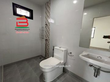 ทาวน์เฮาส์ หมู่บ้าน ภัทรไพรเวท 2 เฟส 3 เนื้อที่ 26.2 ตรว. ใกล้วัดสะแก ถนน ปทุมธานี-สามโคก-เสนา ต.สามโคก อ.สามโคก จ.ปทุมธานี