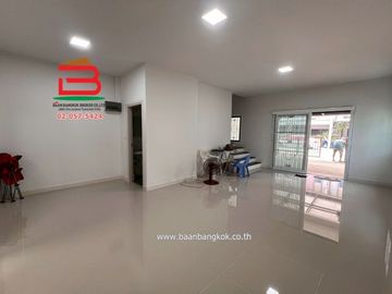 ทาวน์เฮาส์ หมู่บ้าน ภัทรไพรเวท 2 เฟส 3 เนื้อที่ 26.2 ตรว. ใกล้วัดสะแก ถนน ปทุมธานี-สามโคก-เสนา ต.สามโคก อ.สามโคก จ.ปทุมธานี