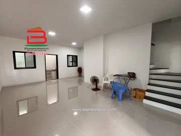 ทาวน์เฮาส์ หมู่บ้าน ภัทรไพรเวท 2 เฟส 3 เนื้อที่ 26.2 ตรว. ใกล้วัดสะแก ถนน ปทุมธานี-สามโคก-เสนา ต.สามโคก อ.สามโคก จ.ปทุมธานี