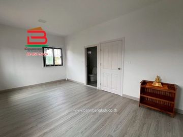ทาวน์เฮาส์ หมู่บ้าน ภัทรไพรเวท 2 เฟส 3 เนื้อที่ 26.2 ตรว. ใกล้วัดสะแก ถนน ปทุมธานี-สามโคก-เสนา ต.สามโคก อ.สามโคก จ.ปทุมธานี