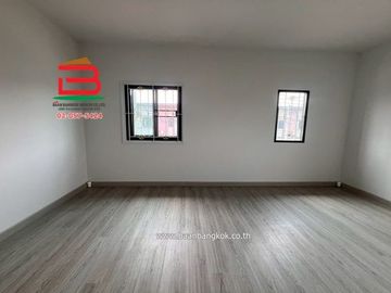ทาวน์เฮาส์ หมู่บ้าน ภัทรไพรเวท 2 เฟส 3 เนื้อที่ 26.2 ตรว. ใกล้วัดสะแก ถนน ปทุมธานี-สามโคก-เสนา ต.สามโคก อ.สามโคก จ.ปทุมธานี