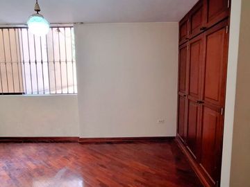 Departamento en venta en Chacarilla, Surco,  frente a parque Cesar Vallejo