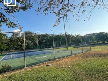 Terreno en venta dentro de Cabo Norte, Mérida con casa club premium