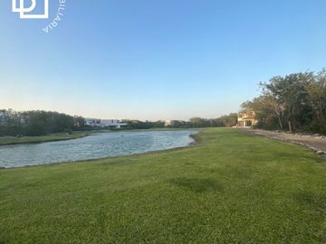 Terreno en venta dentro de Cabo Norte, Mérida con casa club premium