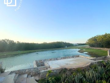 Terreno en venta dentro de Cabo Norte, Mérida con casa club premium