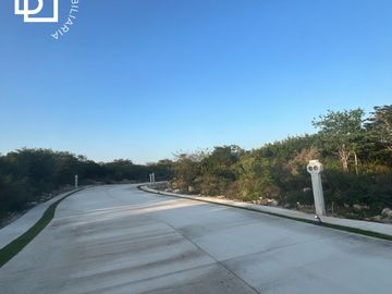 Terreno en venta dentro de Cabo Norte, Mérida con casa club premium