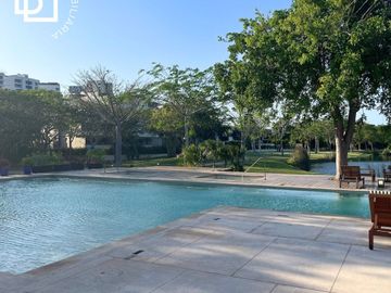 Terreno en venta dentro de Cabo Norte, Mérida con casa club premium