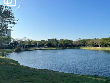 Terreno en venta dentro de Cabo Norte, Mérida con casa club premium