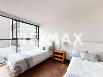 Departamento con terraza, balcón y 2 estacionamientos, en colonia Roma.