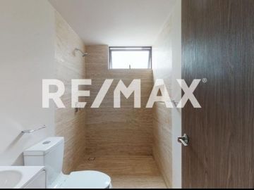 Departamento con terraza, balcón y 2 estacionamientos, en colonia Roma.