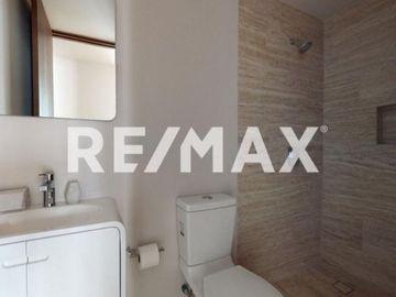 Departamento con terraza, balcón y 2 estacionamientos, en colonia Roma.