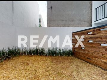 Departamento con terraza, balcón y 2 estacionamientos, en colonia Roma.