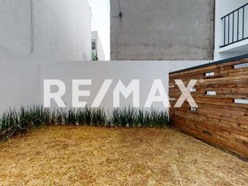 Departamento con terraza, balcón y 2 estacionamientos, en colonia Roma.
