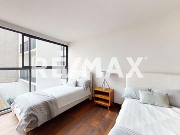 Departamento con terraza, balcón y 2 estacionamientos, en colonia Roma.