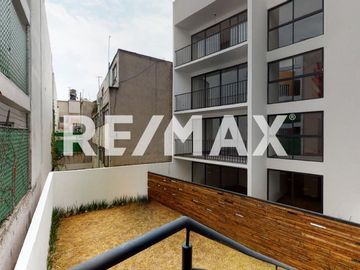 Departamento con terraza, balcón y 2 estacionamientos, en colonia Roma.