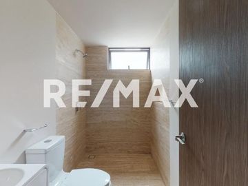 Departamento con terraza, balcón y 2 estacionamientos, en colonia Roma.