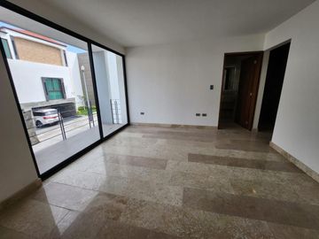 CASA EN VENTA EN LOMAS DE ANGELOPOLIS