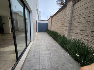 CASA EN VENTA EN LOMAS DE ANGELOPOLIS