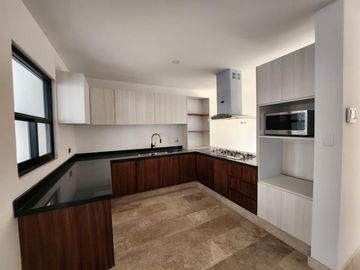 CASA EN VENTA EN LOMAS DE ANGELOPOLIS