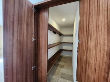 CASA EN VENTA EN LOMAS DE ANGELOPOLIS
