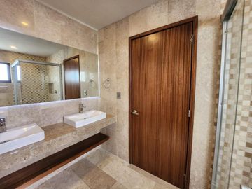CASA EN VENTA EN LOMAS DE ANGELOPOLIS