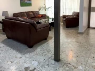 Casa con grandes espacios y súper ubicada