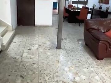 Casa con grandes espacios y súper ubicada