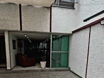 Casa con grandes espacios y súper ubicada