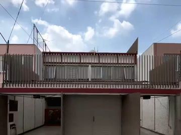 Casa con grandes espacios y súper ubicada